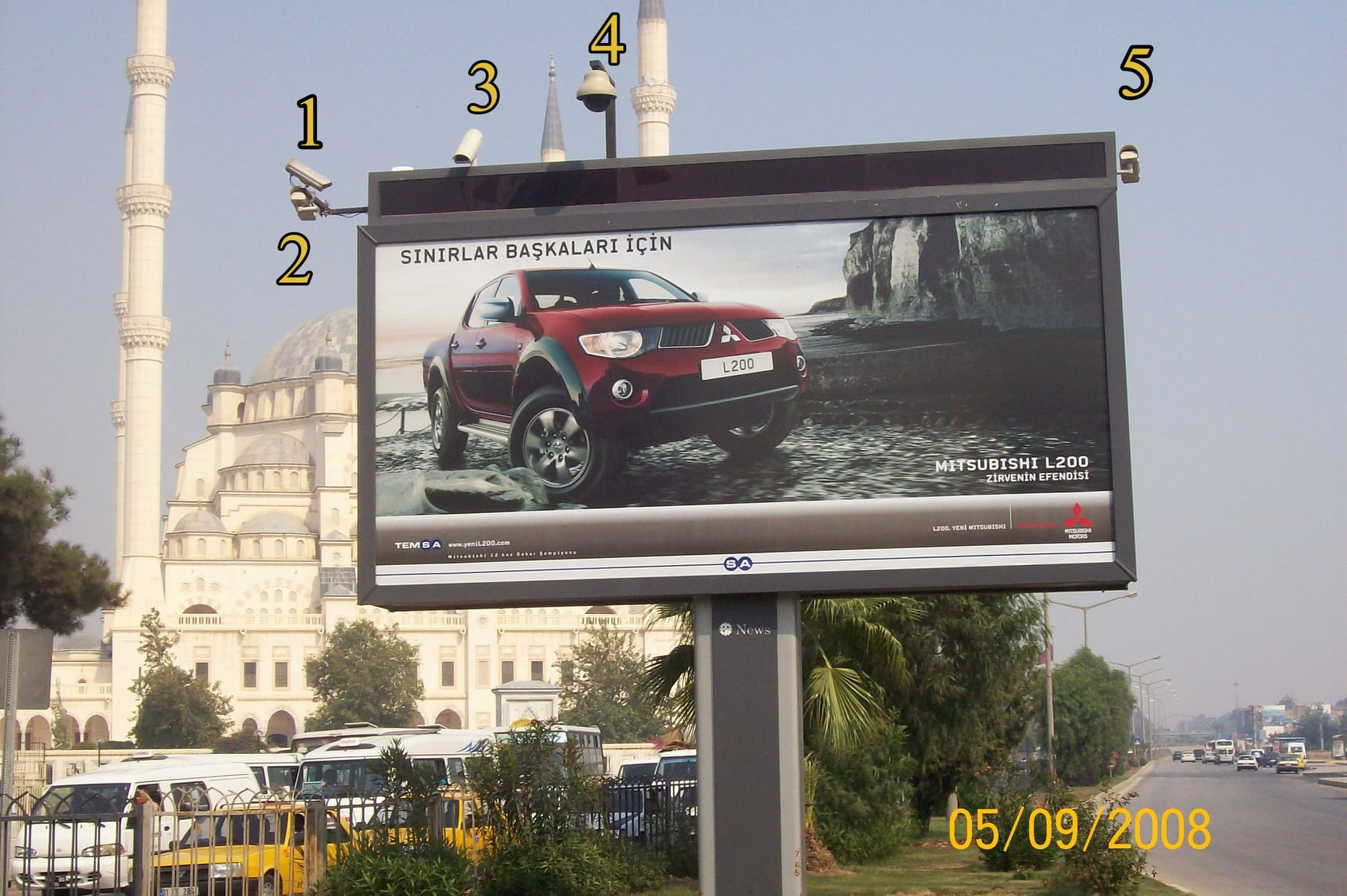 مواضع خمس كاميرات مرقّمة ⁦1–5⁩ على وحدة حضرية، أضنة (أرشيف، ⁦2008⁩)