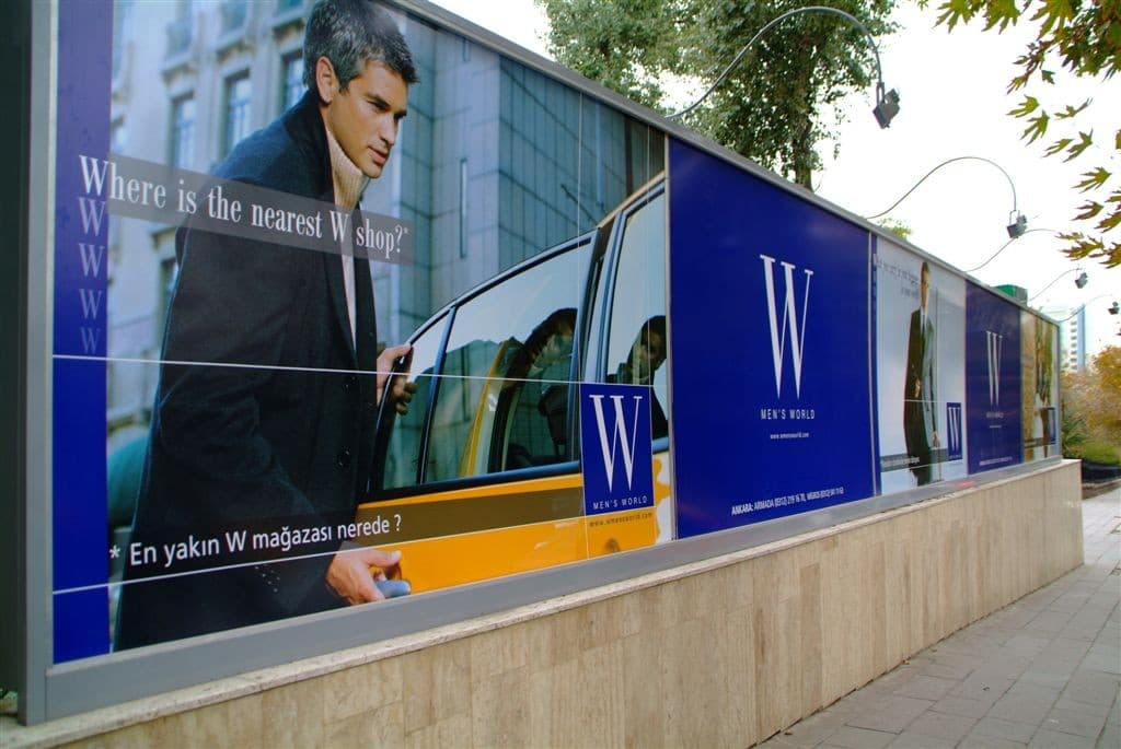 منظور للوحات ⁦XLight⁩ المعيارية؛ حملة ⁦W Men's World⁩ (أرشيف، ⁦2005⁩)
