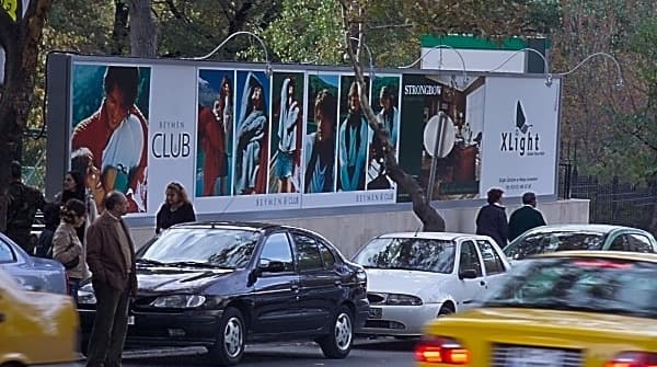 لقطة قريبة لحملة ⁦Beymen Club⁩ على نظام لوحات ⁦XLight⁩: إطار اللوحة وأذرع الإضاءة وتوقيع ⁦XLight⁩